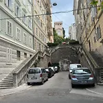Scalinata Del Teatro Rossetti Confort Parcheggio In Viale Xx Settembre Διαμέρισμα